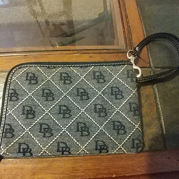 Dooney & Bourke wristlet - Picture 2 of 3